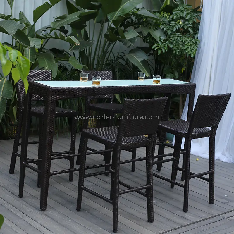 Kaip išsirinkti geriausią lauko baro rinkinį savo kiemui ar terasai